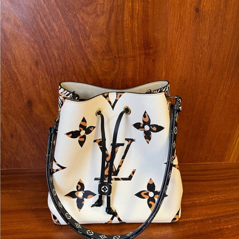 Louis Vuitton monogram noe bag excellent condition used a few times only.